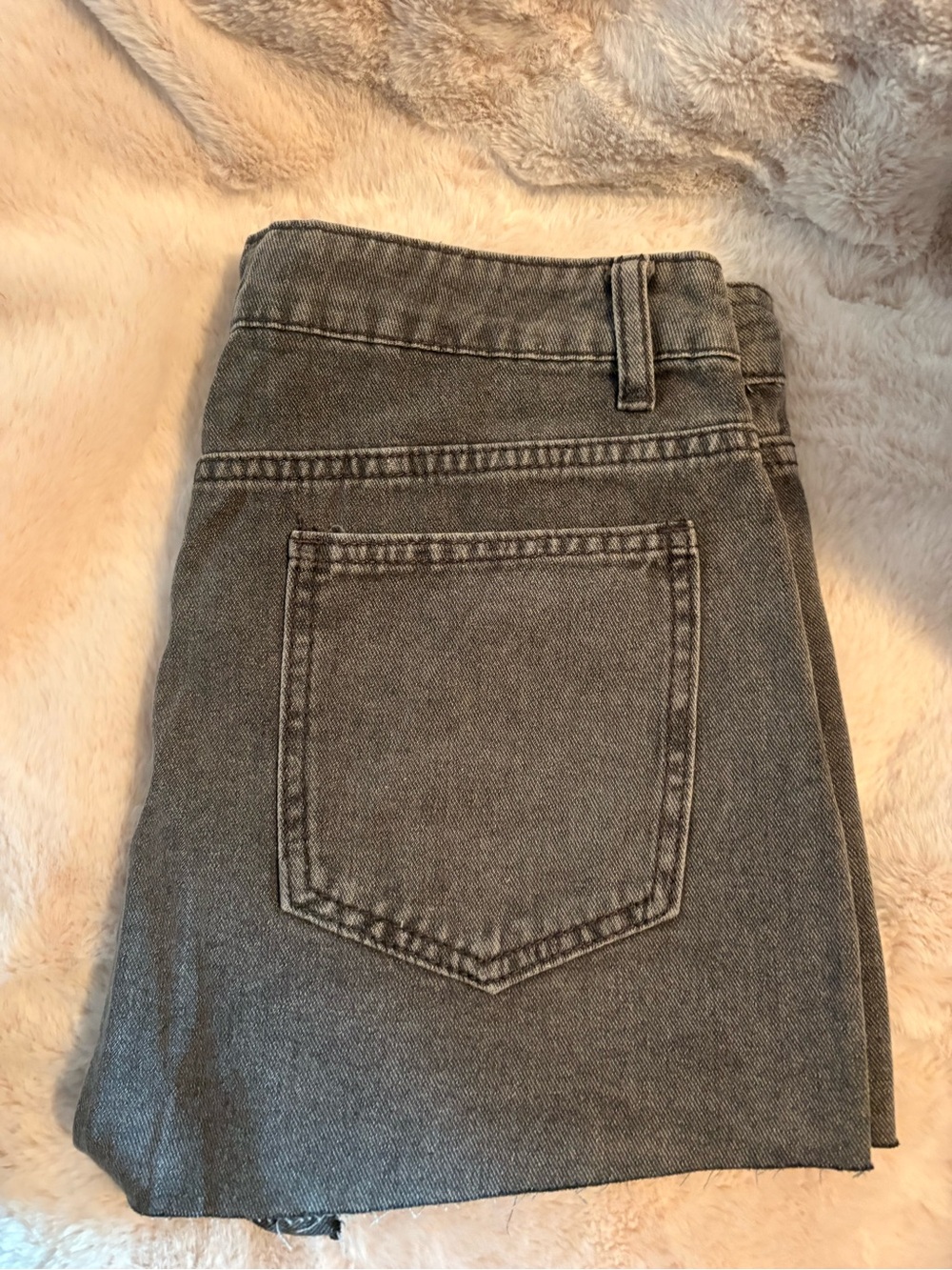High-Rise Gray Denim Jeans with Clean Back Pocket
